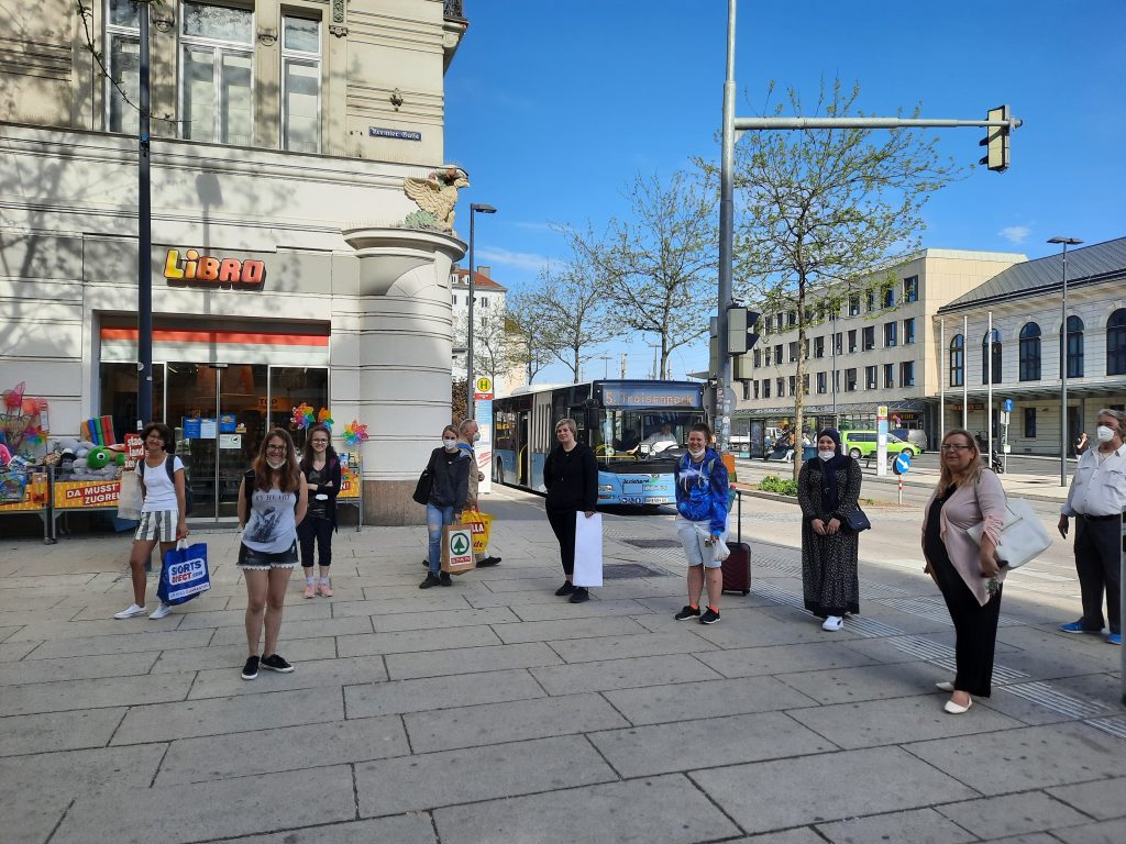 Gruppenfoto: TeilnehmerInnen und Trainerinnen in der Innenstadt St. Pölten mit Malutensilien.