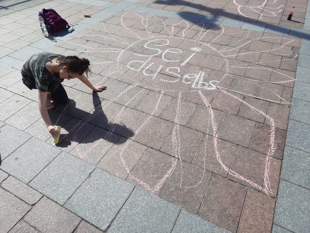 Straßenaktion Jugend im Fokus: Teilnehmerin beim Malen
