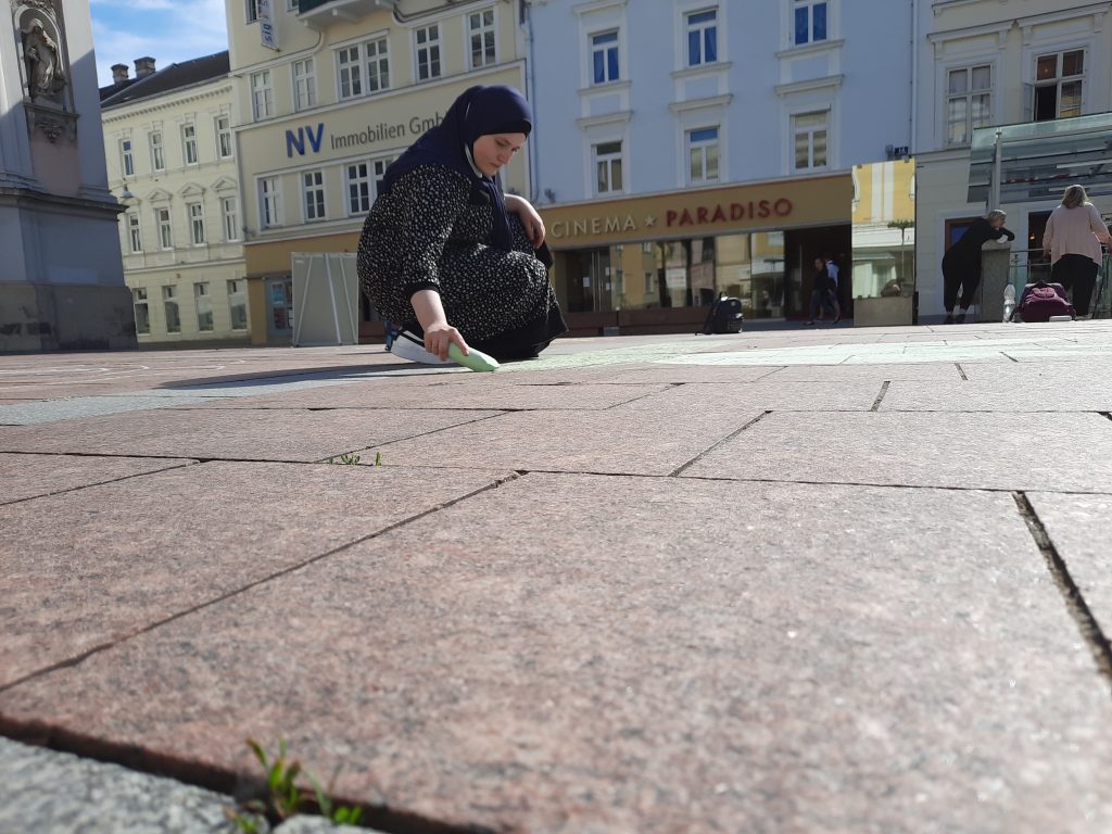 Straßenaktion Jugend im Fokus: Teilnehmerin beim Malen.