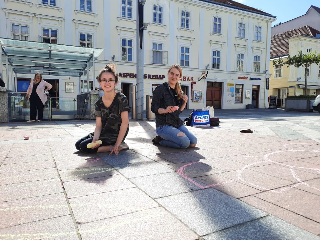 Straßenaktion Jugend im Fokus: Zwei Teilnehmerinnen beim Malen.