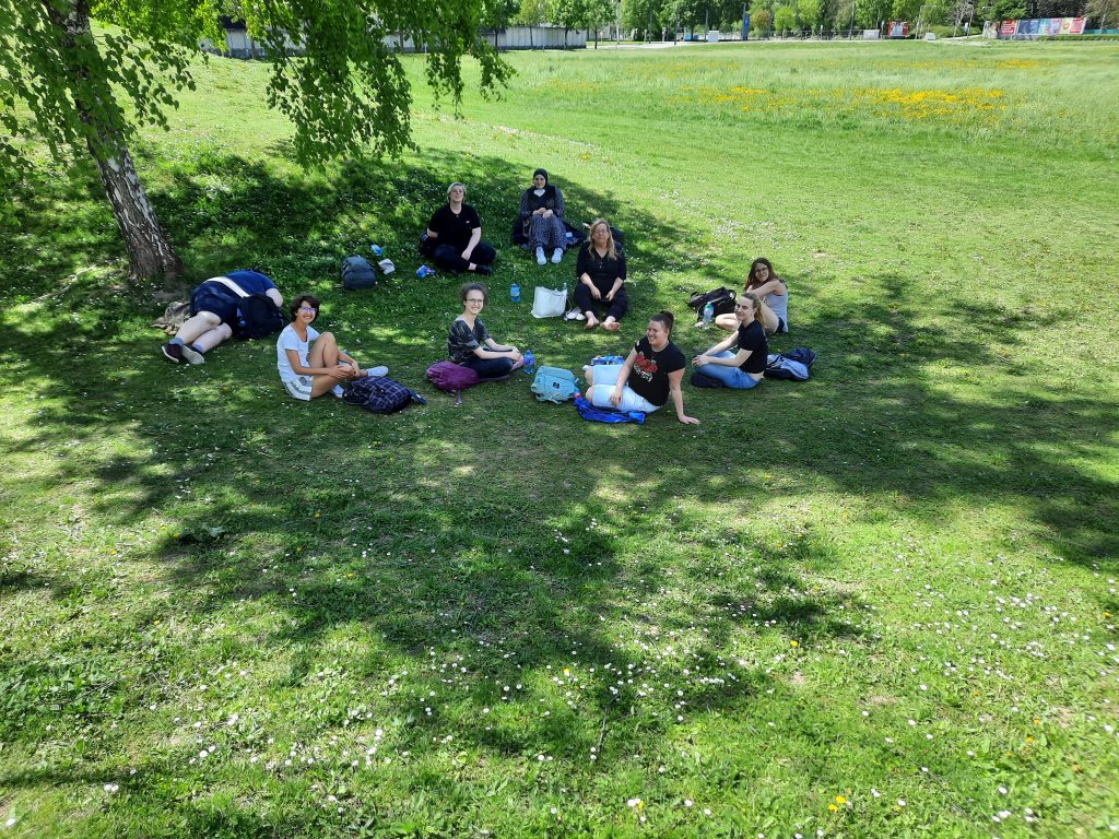 TeilnehmerInnen beim Eis essen